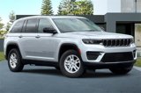Used 2023 Jeep Grand Cherokee Laredo image 2