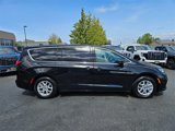 Used 2023 Chrysler Pacifica Touring-L image 2
