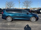 New 2025 Chrysler Pacifica Select image 2