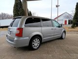 Used 2016 Chrysler Town & Country Touring image 6