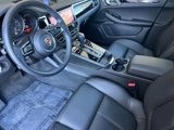 Certified 2024 Porsche Macan image 4