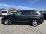 Used 2022 Chrysler Pacifica Touring-L image 6