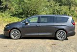 New 2023 Chrysler Pacifica Limited w/ Uconnect Theater Family Group image 5