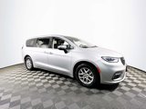 Used 2023 Chrysler Pacifica Touring-L image 3