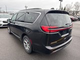 Used 2023 Chrysler Pacifica Limited image 3