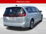 Used 2023 Chrysler Pacifica Touring-L image 4