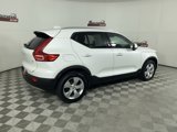 Used 2022 Volvo XC40 T4 Momentum image 4