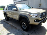 Used 2017 Toyota Tacoma TRD Off-Road image 2