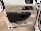 Used 2023 Chrysler Pacifica Touring-L image 5