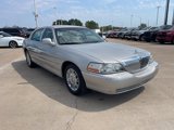 Used 2010 Lincoln Town Car Signature Limited image 3