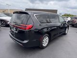 Used 2023 Chrysler Pacifica Touring-L image 5