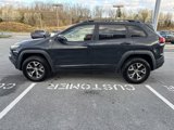 Used 2017 Jeep Cherokee Trailhawk image 3