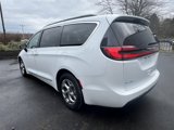 Used 2023 Chrysler Pacifica Limited image 5