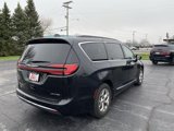 Used 2023 Chrysler Pacifica Limited image 3