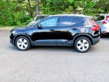 Used 2022 Volvo XC40 T5 Momentum image 3