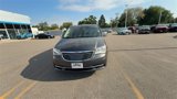 Used 2016 Chrysler Town & Country Touring-L image 3