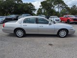 Used 2010 Lincoln Town Car Signature Limited image 3