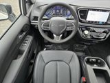 New 2025 Chrysler Pacifica Select image 3
