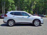Used 2017 Nissan Rogue SV image 2