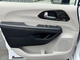 Used 2023 Chrysler Pacifica Limited image 2