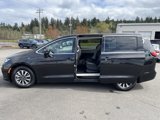 Used 2023 Chrysler Pacifica Touring-L image 4