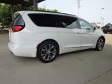 Used 2017 Chrysler Pacifica Limited image 4