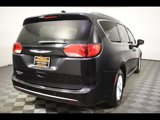 Used 2019 Chrysler Pacifica Touring-L image 2