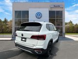 Certified 2022 Volkswagen Taos SE image 2
