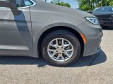 Used 2022 Chrysler Pacifica Touring-L image 2