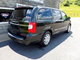 Used 2014 Chrysler Town & Country Touring image 3
