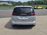 Used 2023 Chrysler Pacifica Touring-L image 4