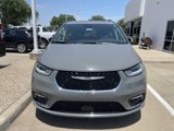 Used 2023 Chrysler Pacifica Limited w/ Uconnect Theater Family Group image 2