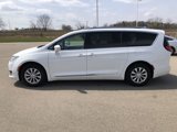 Used 2018 Chrysler Pacifica Touring-L image 2