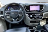 Used 2022 Chrysler Pacifica Touring-L image 5