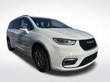 Used 2022 Chrysler Pacifica Limited image 3