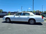 Used 2010 Lincoln Town Car Signature Limited image 4