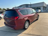 Used 2021 Chrysler Pacifica Touring-L image 4
