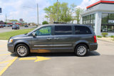 Used 2016 Chrysler Town & Country Touring-L image 4
