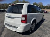 Used 2014 Chrysler Town & Country Touring image 3