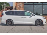 Used 2020 Chrysler Pacifica Touring w/ Advanced Safetytec Group image 2