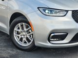 Used 2023 Chrysler Pacifica Touring-L image 3