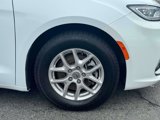 Used 2023 Chrysler Pacifica Touring-L image 2