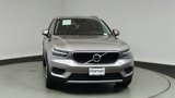 Used 2022 Volvo XC40 T4 Momentum image 2