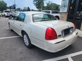 Used 2006 Lincoln Town Car Signature image 3