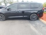 Used 2021 Chrysler Pacifica Touring w/ Uconnect Theater Family Group image 4