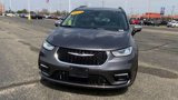 Used 2023 Chrysler Pacifica Limited image 3