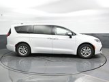 Used 2023 Chrysler Pacifica Touring-L image 4