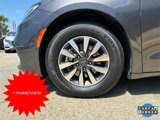 Used 2022 Chrysler Pacifica Touring-L w/ Uconnect Theater Family Group image 3