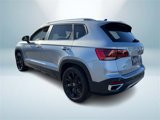 Certified 2022 Volkswagen Taos SE w/ Panoramic Sunroof Package image 4