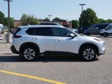 Used 2022 Nissan Rogue SV image 2